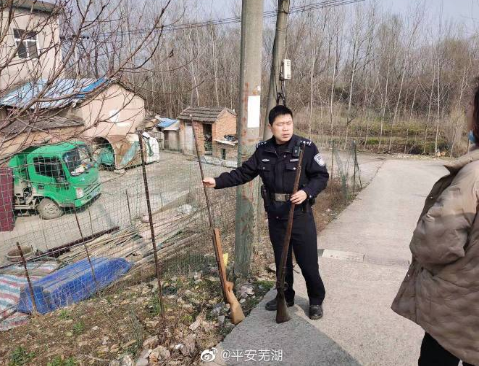 芜湖一居民家中挖出两支2米长土枪 民警及时处理消除隐患