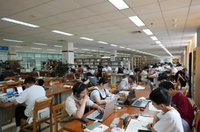 省图书馆暑期单日入馆人次破万