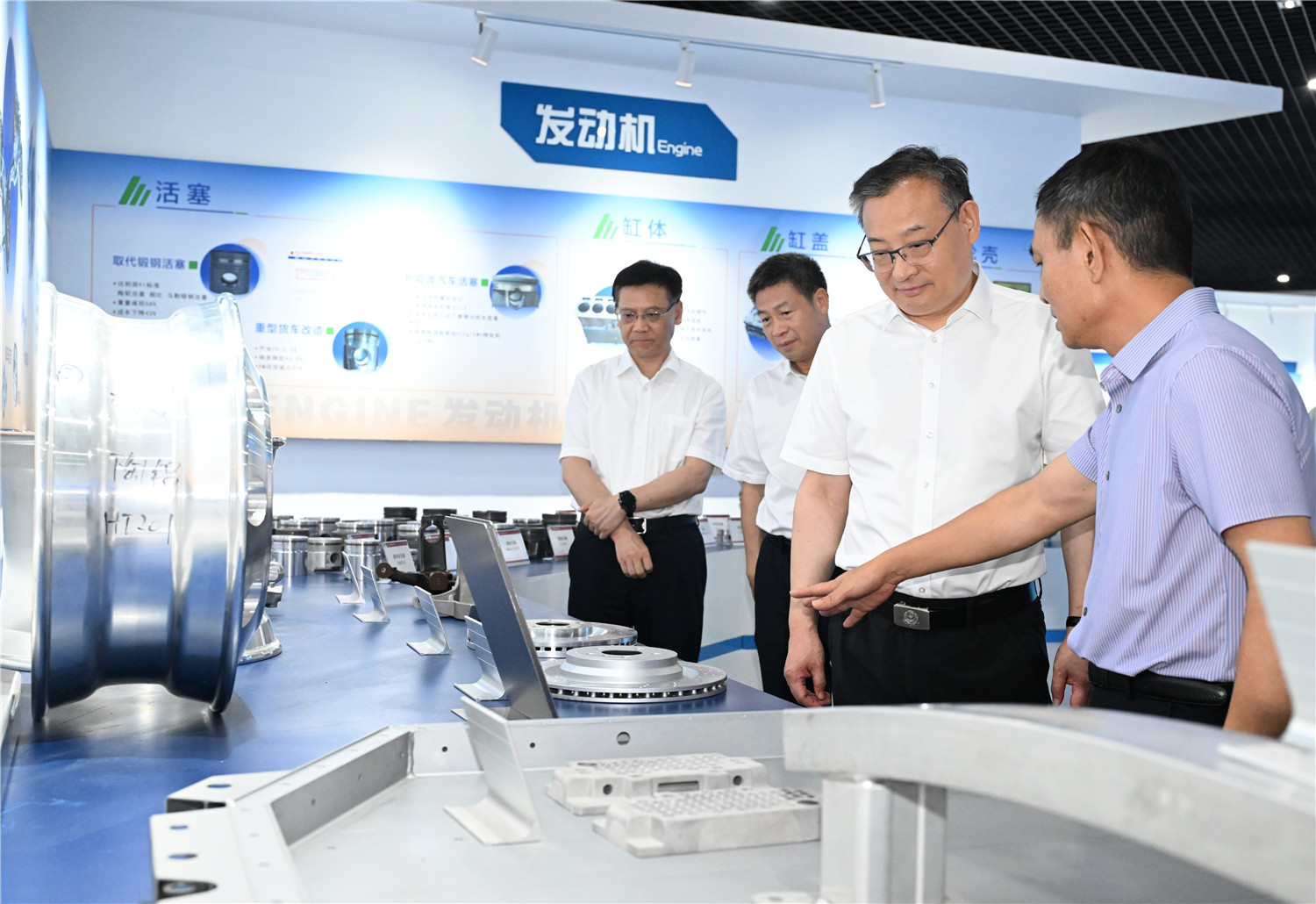 坚持向改革要动力向创新要活力 加快构建更具竞争力的新兴产业集群