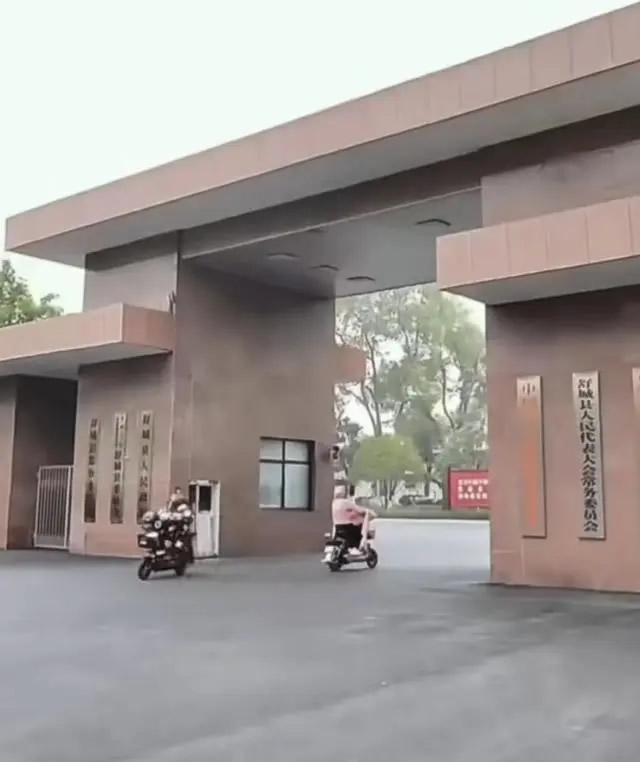 安徽舒城县政府大院“随便进”引热议，县长：大家都是群众，没有不方便